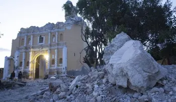 Derrumbe de iglesia en pleno bautizo deja once muertos en Puebla tras sismo