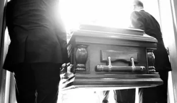 Un chofer detiene coche fúnebre, tras escuchar ruidos en el ataúd que trasladaba