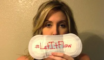 La razón por la que muchas mujeres están compartiendo fotos con tampones y toallas higiénicas femeninas
