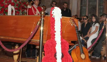 Familiares, artistas, politicos y otras personalidades dan un último adiós a Sonia (Video funeral)