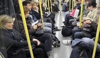 Golpean brutalmente a una mujer en un tren de Londres por hablar en español