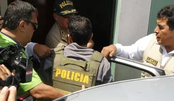 Hombre le prende fuego a una mujer dentro de un autobús; está detenido