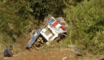 Perú: 26 muertos al caer autobús por un precipicio.