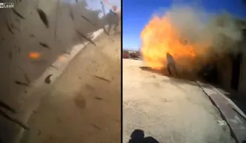 El aterrador instante en que un policía queda envuelto en una explosión