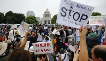 Decenas de miles protestan en Tokio contra leyes de Defensa 