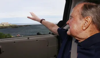 Expresidente George H.W. Bush sale del hospital tras ser tratado por baja presión sanguínea