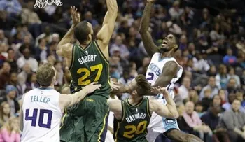 Kemba Walker impone record de Hornets, con 52 puntos