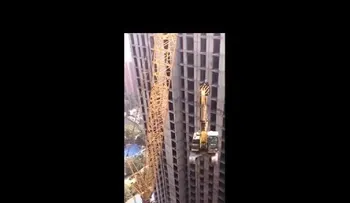 La increíble demolición de un rascacielos con una excavadora en China