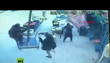 Una fuerte ráfaga de viento hace volar a un hombre con una sombrilla y otro resulta herido 