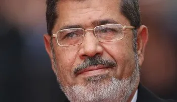 Revocan sentencia de cadena perpetua contra el expresidente egipcio Mohamed Mursi