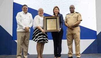 Vicepresidenta asiste al 59 aniversario del Club San Lázaro