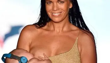 Una modelo desfila amamantando a su bebé y causa polémica en EEUU