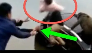 Un hombre lanza a su bebé para evitar que se hunda en un río