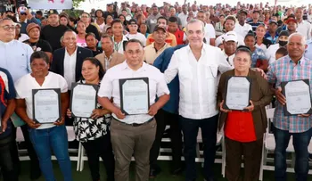 Abinader entrega 752 títulos en Cotuí-Cevicos a más de 3,000 personas