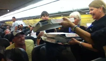Un piloto compra pizza para todos los pasajeros de un vuelo retrasado