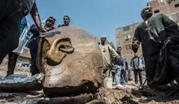 Una estatua colosal de tres mil años fue descubierta en un pozo en El Cairo