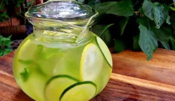 Un abdomen plano con agua de pepino 