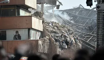 Se derrumba un edificio en Teherán; hay 35 bomberos atrapados