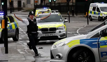 Un coche embiste a una muchedumbre de adolescentes en Londres