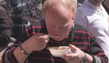 Cocinan guiso lentejas de 3.345 kilos en busca de récord Guinness