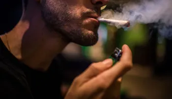 Fumar marihuana podría hacer que olvides palabras y pienses más lento
