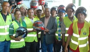 OTTT entrega cascos y chalecos a motoconchistas del DN