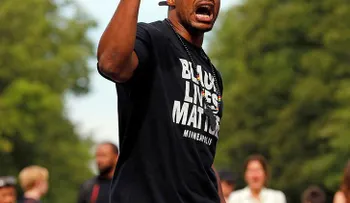 Agresor con una camiseta de Black Lives Matter dispara 17 veces contra vehículo policial en EEUU