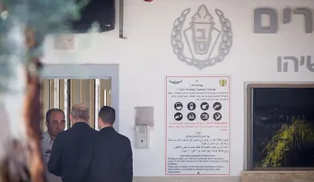 Ex primer ministro israelí Ehud Olmert ingresa en prisión