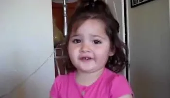 Esta niña acusa a su hermana del desastre y todos se mueren de la risa...