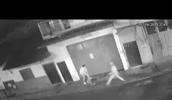 Karma instantáneo: Mujer es brutalmente golpeada pero el agresor recibe su merecido
