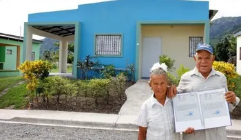 Falcondo entrega títulos de propiedad a familias vivían en Loma Miranda