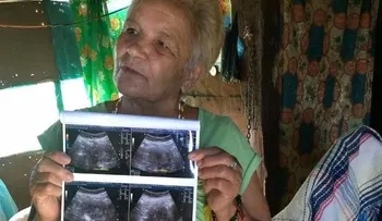 Una mujer de 70 años muestra análisis médico de su embarazo; sería la más vieja del mundo en procrear