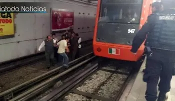 Mujer se arroja a las vías de un tren en México