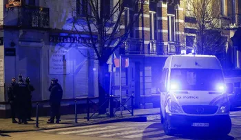 Arrestan a un hombre en Bruselas en redada relacionada con atentados en París