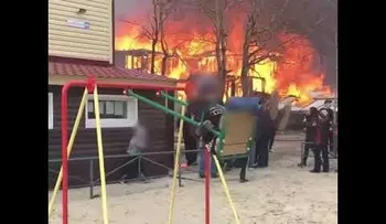 Estalló en las redes caso del niño jugando frente a un incendio en Rusia