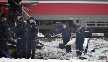 Cinco personas mueren y 30 heridas en choque de tren y autobús en Serbia