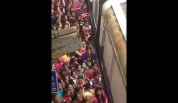 FUERTES IMÁGENES: Mujeres caen bajo tren en una estación de la India (VIDEO)