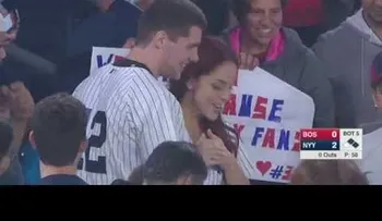  Seguidor de Yankees pide matrimonio y casi pierde el anillo en el estadio
