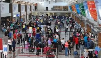 Decenas de pasajeros varados en el AILA por cancelaciones de vuelos