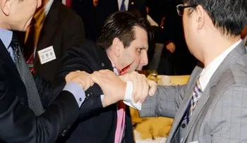 Atacan con una navaja a embajador de EEUU en Corea del Sur 