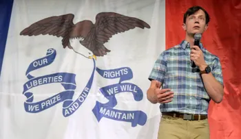 El demócrata Rob Sand busca gobernar Iowa con un discurso contra el bipartidismo