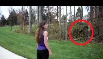Esta mujer tiene un amigo "muy especial", a quien alimenta todos los días 