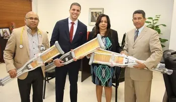Hospital Ney Arias Lora recibe 32 pares de muletas para personas pobres