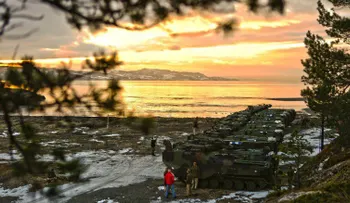 Estados Unidos estaciona tanques y despliega artillería enviada a Noruega