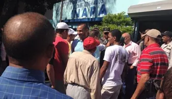 Lanzan heces fecales a oficina de Inapa 