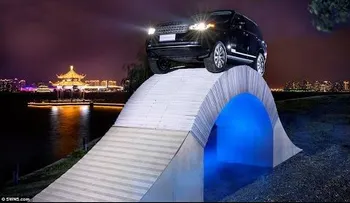 ¡Una camioneta de 2.374 kilos atraviesa un puente hecho de papel! (VIDEO)