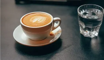 Agua o café: ¿qué tomar primero?