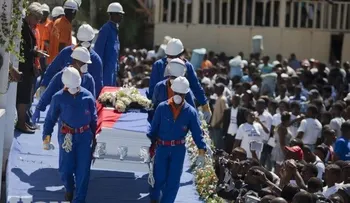 Miles asisten a funeral víctimas de carnaval