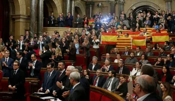 Parlamento catalán aprueba separación