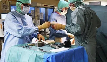 Una mujer "da a luz" un guante y cinco gasas que le dejaron en su útero